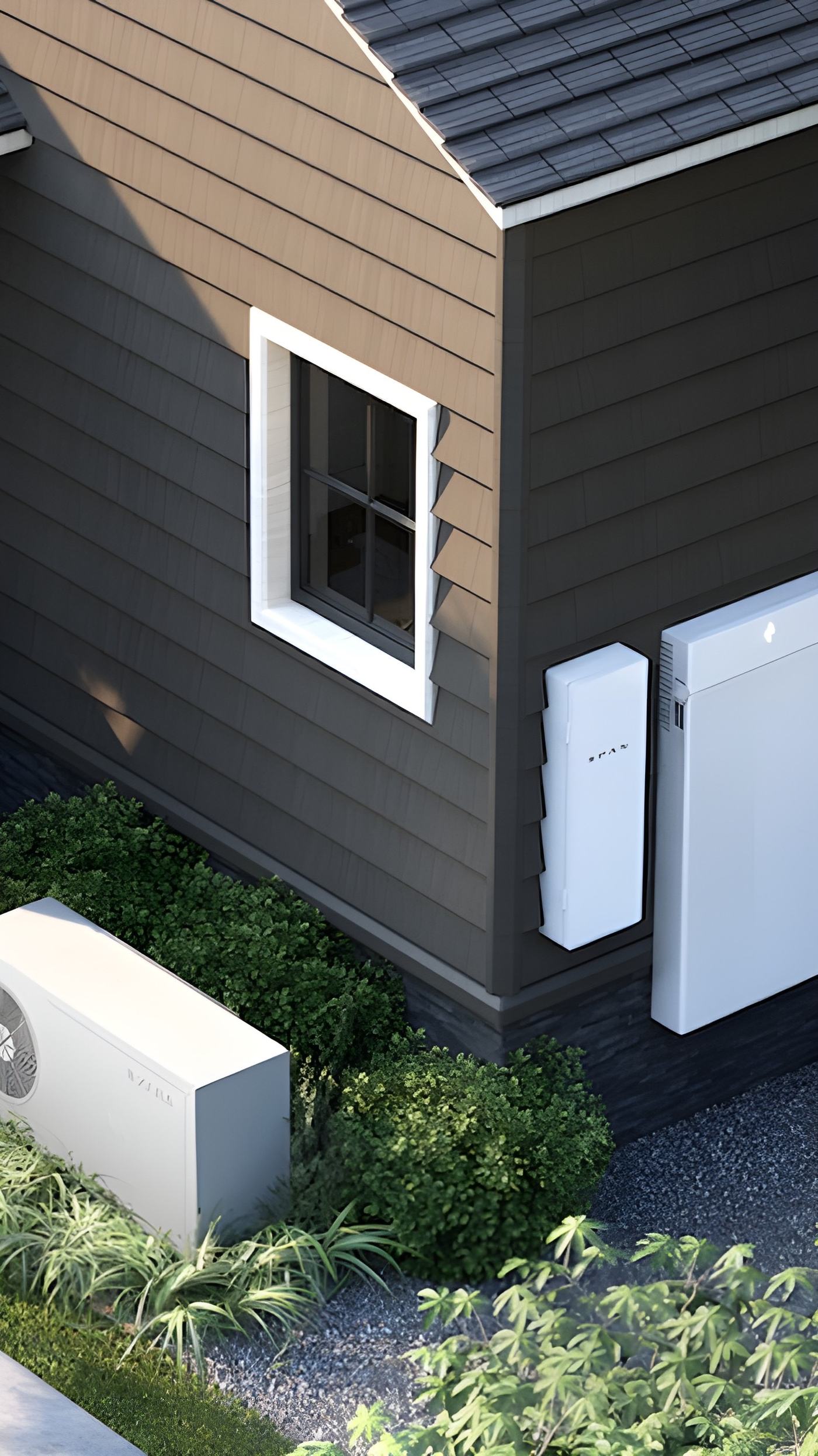 住宅の壁に並ぶ、白い蓄電の装置